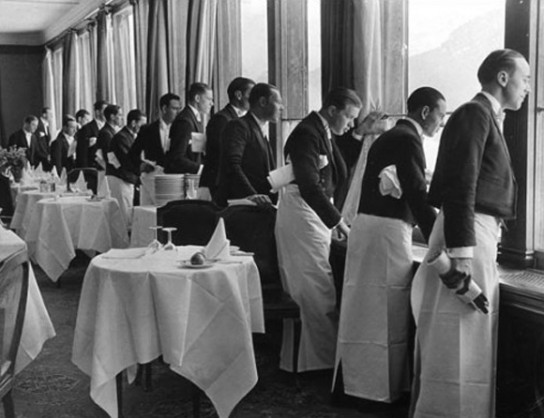 rs_cpa_st_moritz_grand_hotel_les_bains_waiters_in_hotel_dining_room_watch_sonja_henie_ice_skating_1932_by_alfred_eisenstaedt_AA_01_01a-544x418